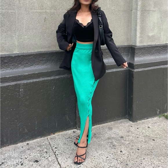 Button side slit thigh knit skirt. - Picture 3 of 5